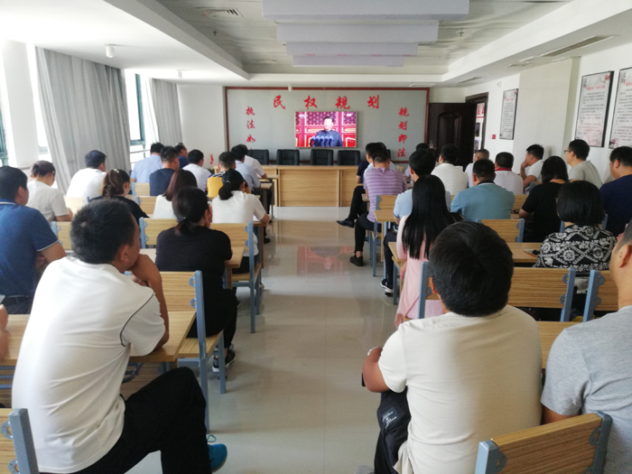 縣規(guī)劃中心全體黨員干部集中觀看中華人民共和國(guó)成立70周年慶典、閱兵儀式和群眾游行實(shí)況直播