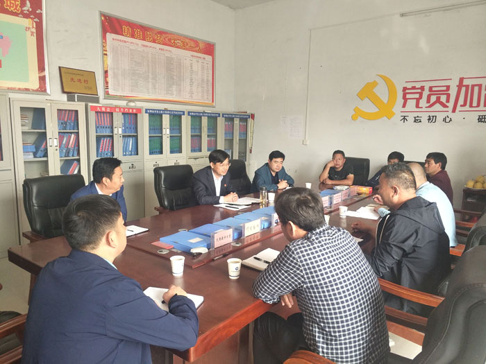 縣委副書記、縣長張團(tuán)結(jié)到綠洲辦事處大陳莊村調(diào)研軟弱渙散村黨組織整頓工作