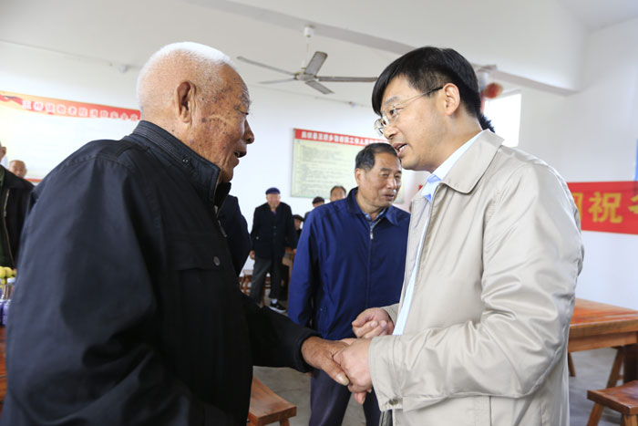 縣委副書記、縣長張團結(jié)重陽節(jié)慰問敬老院老人