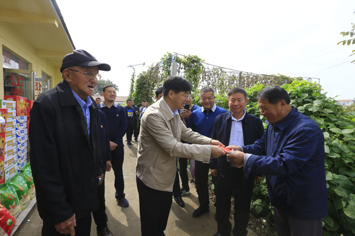 縣委副書記、縣長張團結(jié)重陽節(jié)慰問敬老院老人
