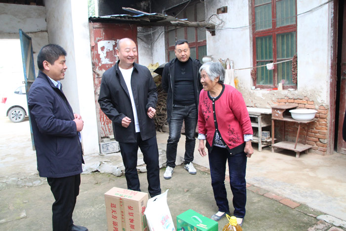 愛心企業(yè)扶貧日到花園鄉(xiāng)開展“獻愛心、送溫暖”活動