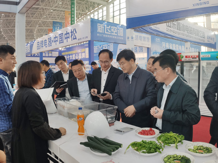 縣委副書記、縣長張團結(jié)走訪冷博會參展企業(yè)