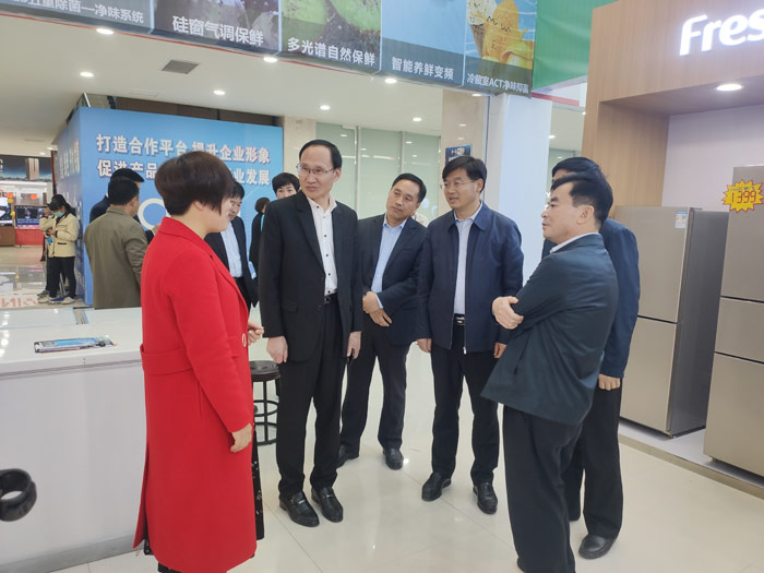 縣委副書記、縣長張團結(jié)走訪冷博會參展企業(yè)