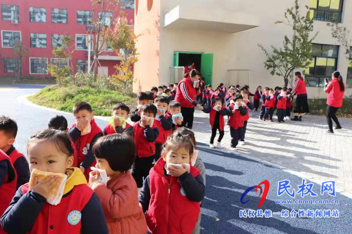 民權(quán)縣幼兒園開展2019年秋季消防安全應(yīng)急演練活動(dòng)簡訊 民權(quán)縣幼兒園開展2019年秋季消防安全應(yīng)急演練活動(dòng)簡訊