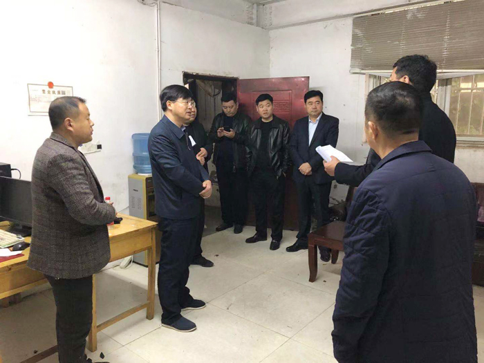 縣委副書記、縣長張團(tuán)結(jié)暗訪查處散亂污企業(yè)