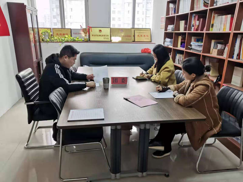 團(tuán)委開展“不忘初心，牢記使命”主題教育專題黨課