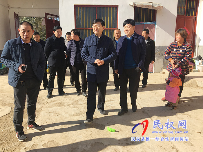 縣委副書記、縣長張團(tuán)結(jié)查看人居環(huán)境改善工作開展情況