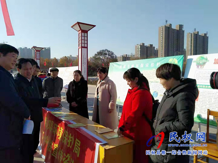 縣環(huán)保局積極參與12.4國家憲法日宣傳活動 縣環(huán)保局積極參與12.4國家憲法日宣傳活動