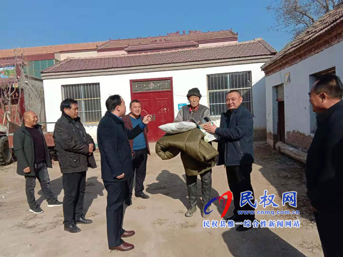 民權(quán)縣應(yīng)急管理局到幫扶聯(lián)系村開展冬季“送溫暖”活動 民權(quán)縣應(yīng)急管理局到幫扶聯(lián)系村開展冬季“送溫暖”活動