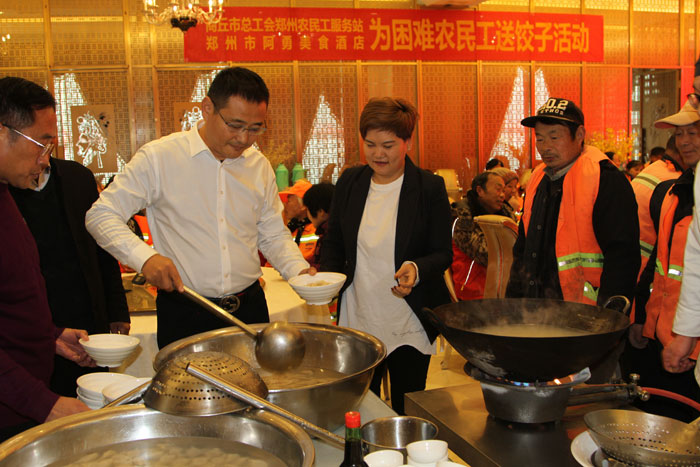 民權(quán)縣總工會(huì)鄭州農(nóng)民工服務(wù)站開(kāi)展“冬至送餃子、情暖農(nóng)民工”活動(dòng)