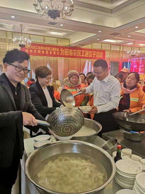 民權(quán)縣總工會(huì)鄭州農(nóng)民工服務(wù)站開(kāi)展“冬至送餃子、情暖農(nóng)民工”活動(dòng)
