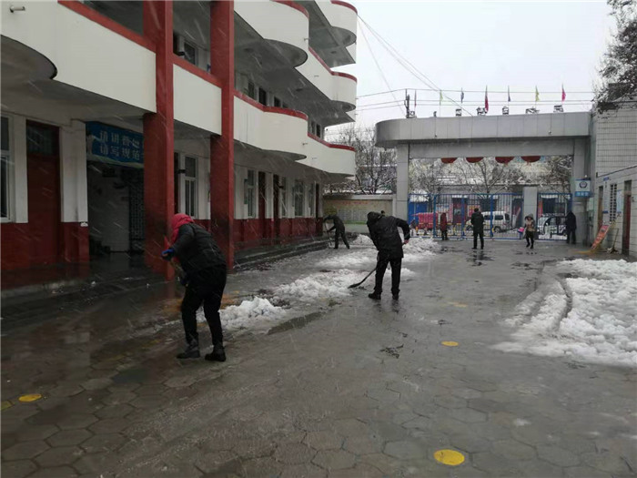 第三小學(xué):風(fēng)雪中的守護(hù)人 第三小學(xué):風(fēng)雪中的守護(hù)人