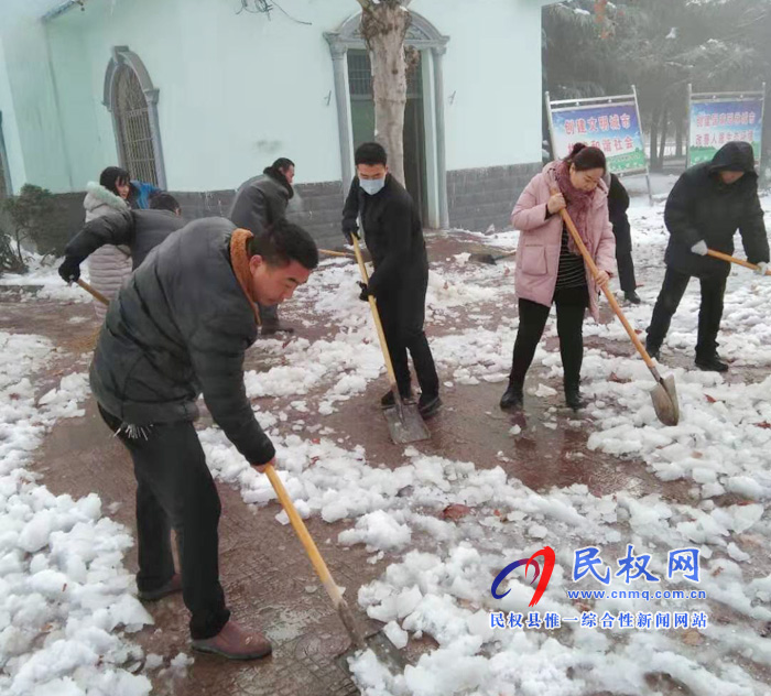 我縣各單位、各鄉(xiāng)鎮(zhèn)（街道辦）開展清掃積雪活動