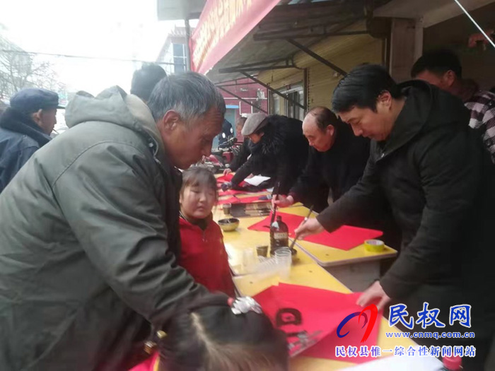 民權(quán)縣書法協(xié)會、雙塔小學(xué)狀元書院開展“為軍烈屬、復(fù)原軍人、貧困戶義寫春聯(lián)活動”
