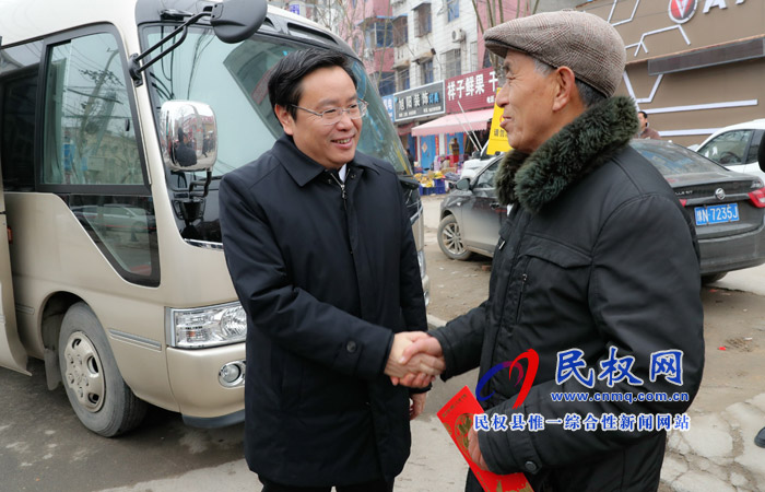 縣四大家領(lǐng)導(dǎo)走訪慰問特困居民、困難職工和企業(yè)軍轉(zhuǎn)干部