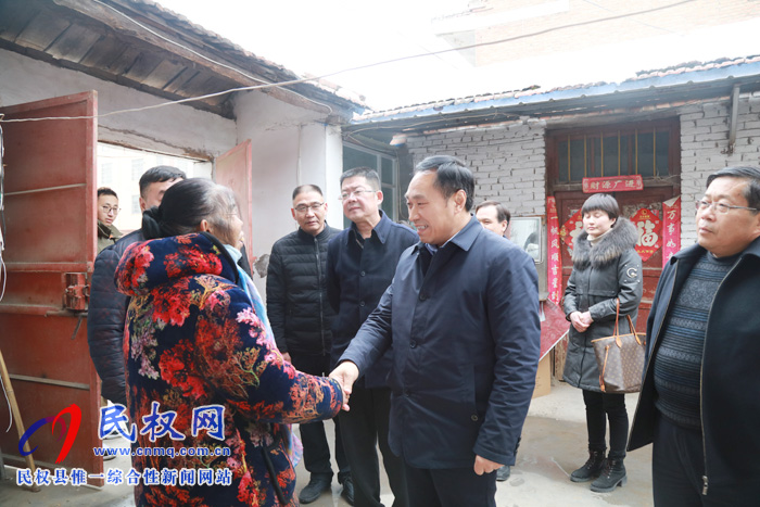 縣四大家領(lǐng)導(dǎo)走訪慰問特困居民、困難職工和企業(yè)軍轉(zhuǎn)干部