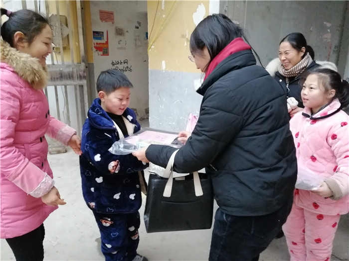 第三小學(xué)開展關(guān)愛(ài)困境學(xué)生送溫暖活動(dòng) 第三小學(xué)開展關(guān)愛(ài)困境學(xué)生送溫暖活動(dòng)