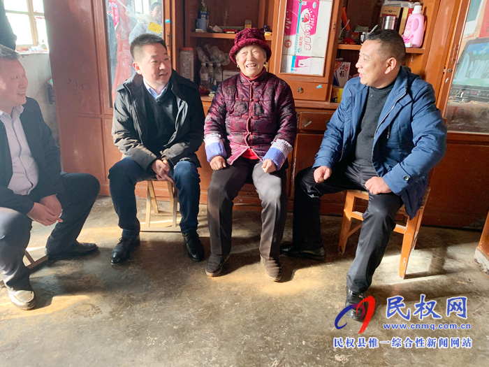 縣委常委、縣委辦公室主任孟亞松走訪慰問低保戶