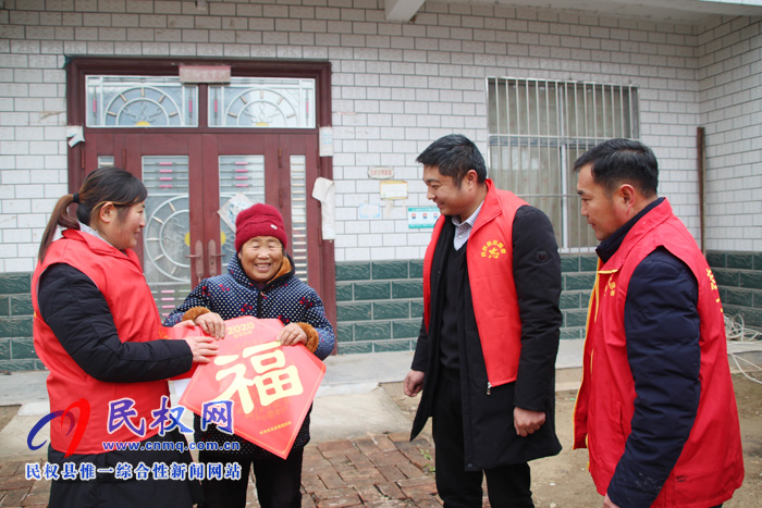 花園鄉(xiāng):送春聯(lián) 暖新年 花園鄉(xiāng):送春聯(lián) 暖新年