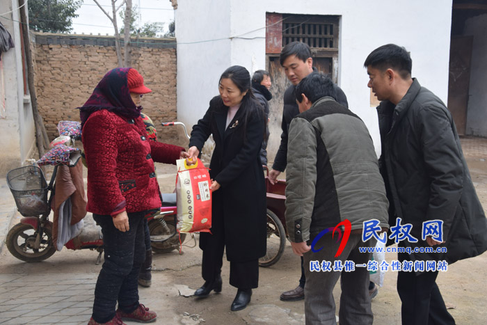 縣糧食收儲(chǔ)中心開展“送溫暖、獻(xiàn)愛心”活動(dòng)