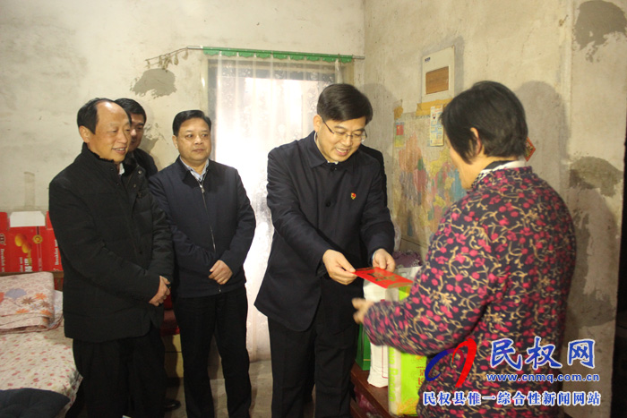 縣委副書(shū)記、縣長(zhǎng)張團(tuán)結(jié)春節(jié)慰問(wèn)老黨員和貧困戶