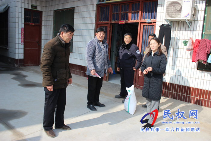 縣婦聯(lián)走訪慰問(wèn)貧困戶助力溫暖過(guò)新年 縣婦聯(lián)走訪慰問(wèn)貧困戶助力溫暖過(guò)新年