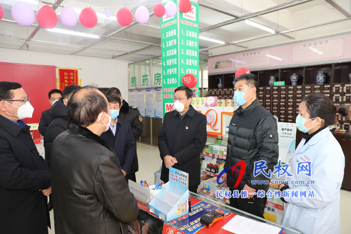 市人大常委會副主任、縣委書記姬脈常查看市場供應工作