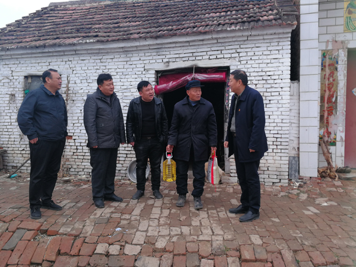 縣規(guī)劃中心開展“送溫暖獻(xiàn)愛心”慰問活動 縣規(guī)劃中心開展“送溫暖獻(xiàn)愛心”慰問活動