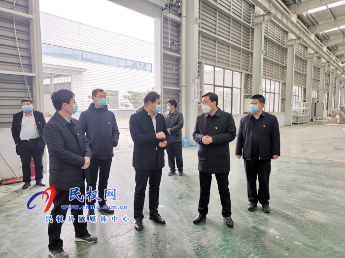 市人大常委會副主任、縣委書記姬脈常查看環(huán)保企業(yè)生產情況