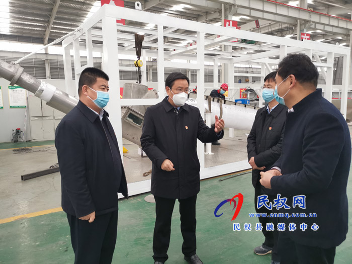 市人大常委會副主任、縣委書記姬脈常查看環(huán)保企業(yè)生產情況