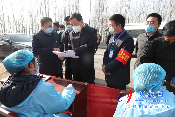 市人大常委會(huì)副主任、縣委書記姬脈?？赐繂栆咔榉揽匾痪€值守工作人員