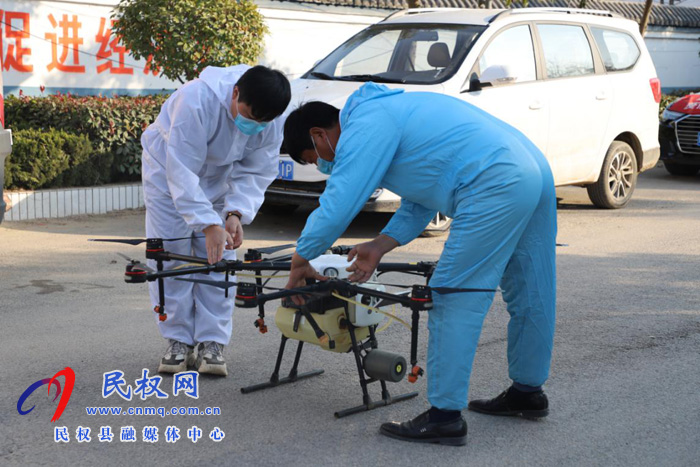 白云寺鎮(zhèn):植保無(wú)人機(jī)成了防疫消殺“重武器” 白云寺鎮(zhèn):植保無(wú)人機(jī)成了防疫消殺“重武器”