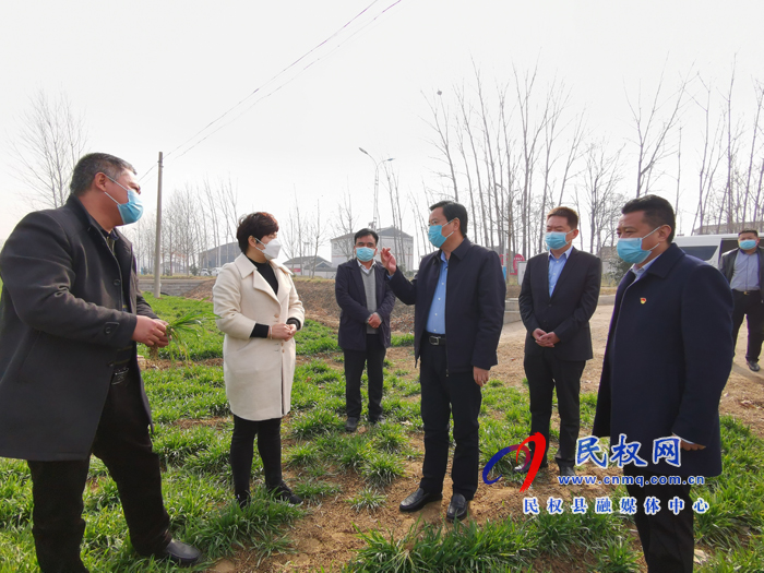 市人大常委會副主任、縣委書記姬脈常調(diào)研扶貧車間復(fù)工復(fù)產(chǎn)和春耕工作