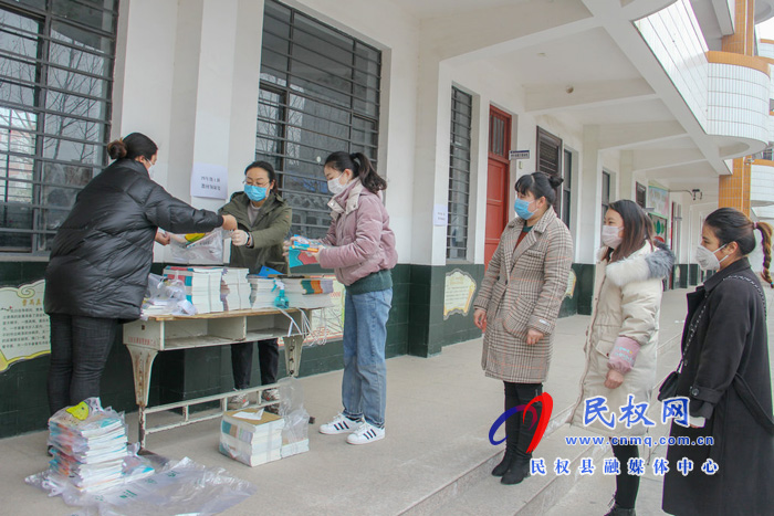 民權(quán)縣實驗小學(xué)家校志愿者接力發(fā)放愛心課本 民權(quán)縣實驗小學(xué)家校志愿者接力發(fā)放愛心課本