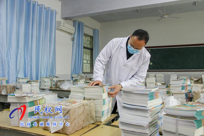 民權(quán)縣實驗小學(xué)家校志愿者接力發(fā)放愛心課本 民權(quán)縣實驗小學(xué)家校志愿者接力發(fā)放愛心課本