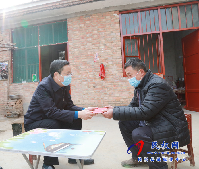 市人大常委會副主任、縣委書記姬脈?？赐繂柮駲?quán)籍醫(yī)療隊員的家屬
