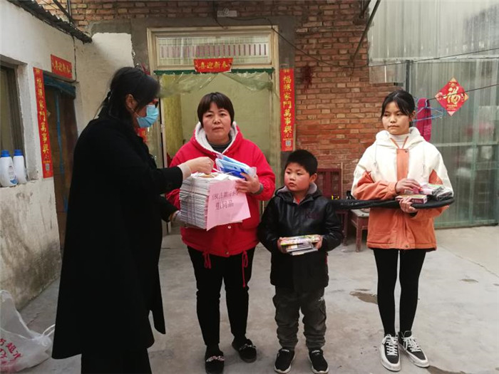 第三小學(xué)學(xué)雷鋒志愿者服務(wù)隊疫情防控期間慰問學(xué)困生家庭 第三小學(xué)學(xué)雷鋒志愿者服務(wù)隊疫情防控期間慰問學(xué)困生家庭