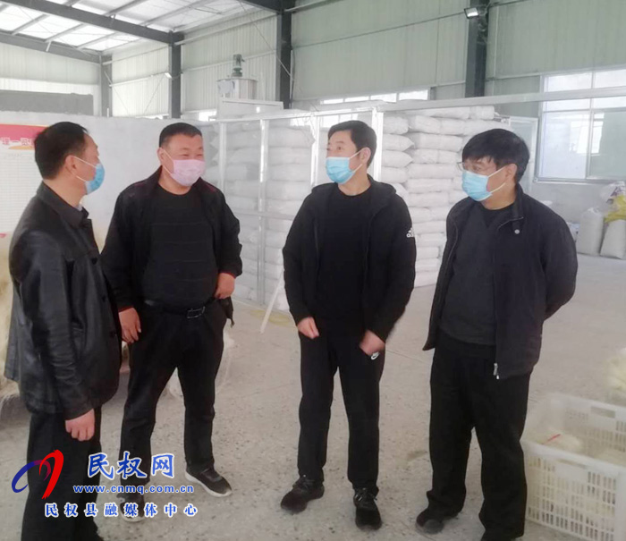 縣委常委、宣傳部長屠志遠(yuǎn)到莊子鎮(zhèn)扶貧車間督導(dǎo)企業(yè)復(fù)產(chǎn)復(fù)工和貧困戶就業(yè)情況