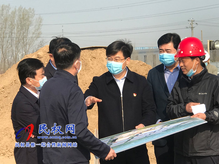 縣委副書記、縣長張團結(jié)查看在建項目和出口創(chuàng)匯企業(yè)運行情況
