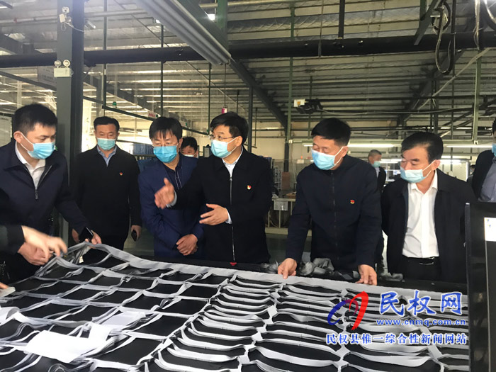 縣委副書記、縣長張團結(jié)查看在建項目和出口創(chuàng)匯企業(yè)運行情況
