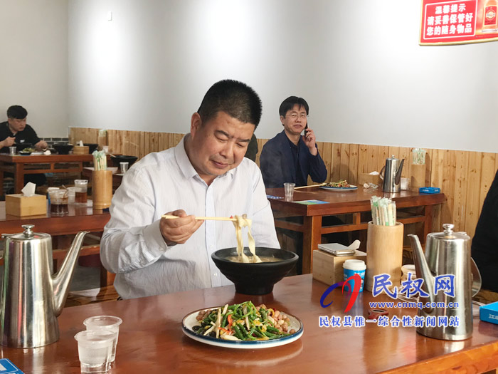 縣委副書(shū)記、縣長(zhǎng)張團(tuán)結(jié)調(diào)研餐飲業(yè)復(fù)工營(yíng)業(yè)情況