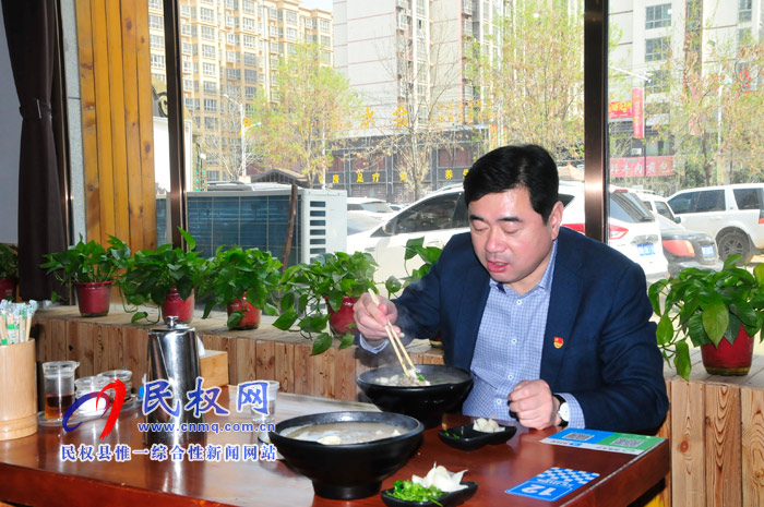 縣委副書(shū)記、縣長(zhǎng)張團(tuán)結(jié)調(diào)研餐飲業(yè)復(fù)工營(yíng)業(yè)情況