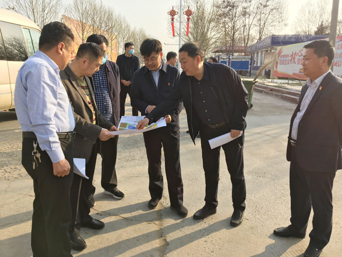 縣委副書記、縣長張團結(jié)查看我縣連霍高速連接線道路提升工程