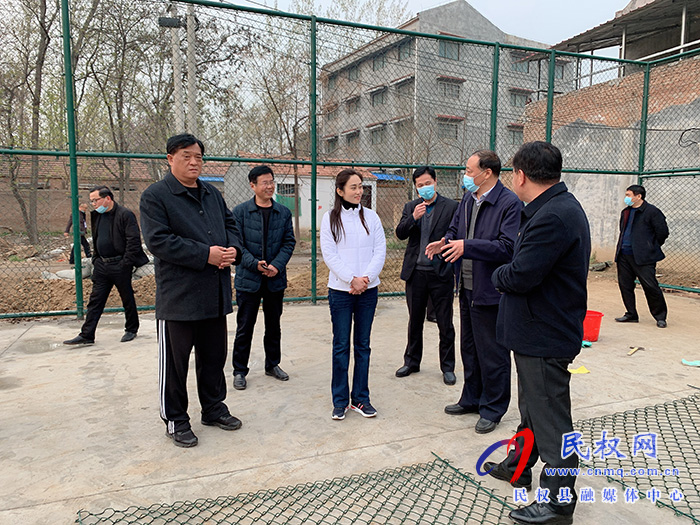 副縣長朱琳查看社會足球場建設(shè)進展和學校疫情防控情況 副縣長朱琳查看社會足球場建設(shè)進展和學校疫情防控情況