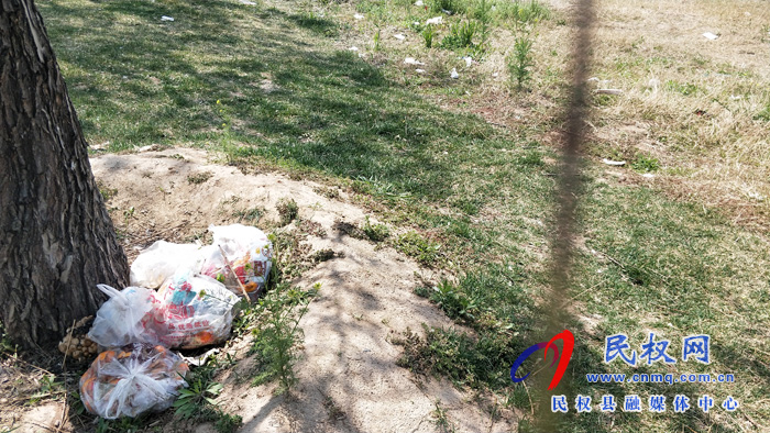 【不文明行為曝光臺】市民觀景不文明 城市環(huán)境“小受傷” 【不文明行為曝光臺】市民觀景不文明 城市環(huán)境“小受傷”