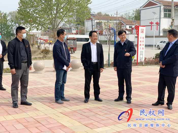 省高級(jí)法院黨組書記、院長(zhǎng)胡道才一行到孟莊村開展扶貧慰問及調(diào)研工作