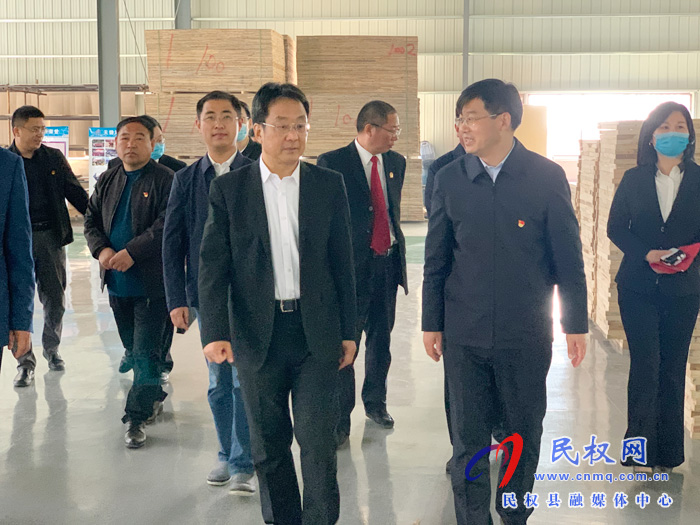 省高級(jí)法院黨組書記、院長(zhǎng)胡道才一行到孟莊村開展扶貧慰問及調(diào)研工作