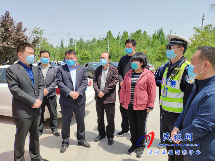 縣委常委、縣委辦公室主任孟亞松到申甘林帶查看槐花節(jié)開展情況