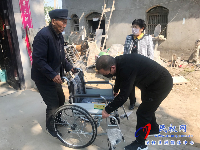 縣統(tǒng)計(jì)局入戶送輪椅 情暖貧困戶 縣統(tǒng)計(jì)局入戶送輪椅 情暖貧困戶
