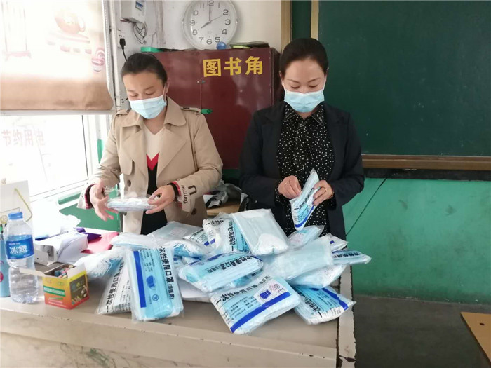 開學(xué)第一天 學(xué)生家長(zhǎng)捐贈(zèng)了700只口罩 開學(xué)第一天 學(xué)生家長(zhǎng)捐贈(zèng)了700只口罩
